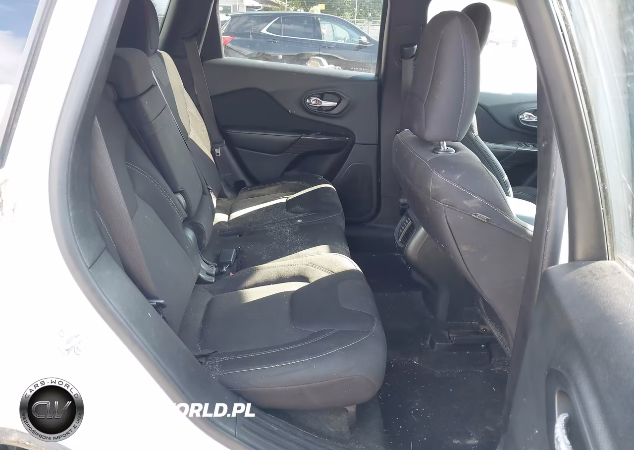 2015 Jeep Cherokee Latitude VIN:1C4PJMCS1FW702947 - 8