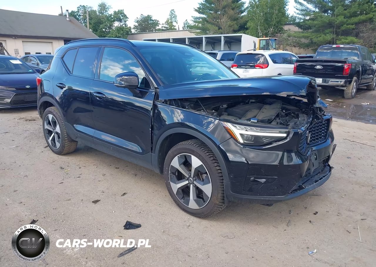 2025 Volvo Xc40 B5 Plus Dark Theme – zdjęcie 1 z 16
