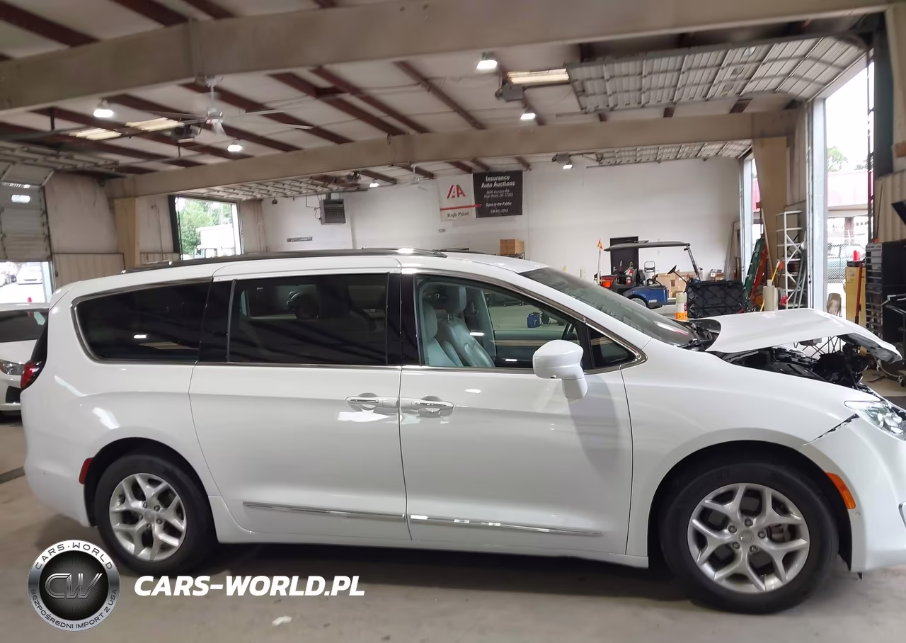 2020 Chrysler Pacifica Touring L Plus VIN:2C4RC1EGXLR230603 - 14