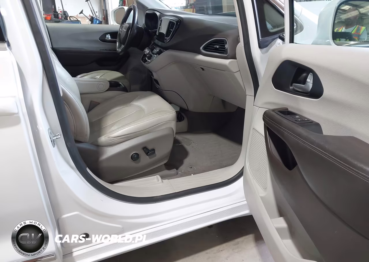 2020 Chrysler Pacifica Touring L Plus VIN:2C4RC1EGXLR230603 - 5