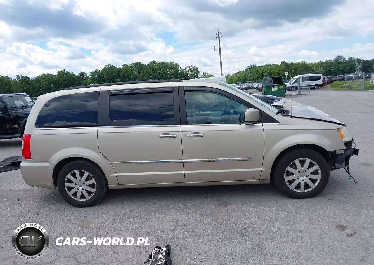 2015 Chrysler Town & Country Touring VIN:2C4RC1BG5FR520238 - 13