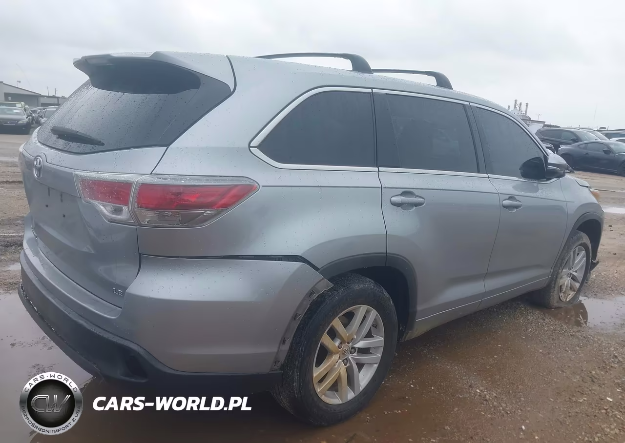2015 Toyota Highlander Le V6 VIN:5TDZKRFH8FS116507 - 4