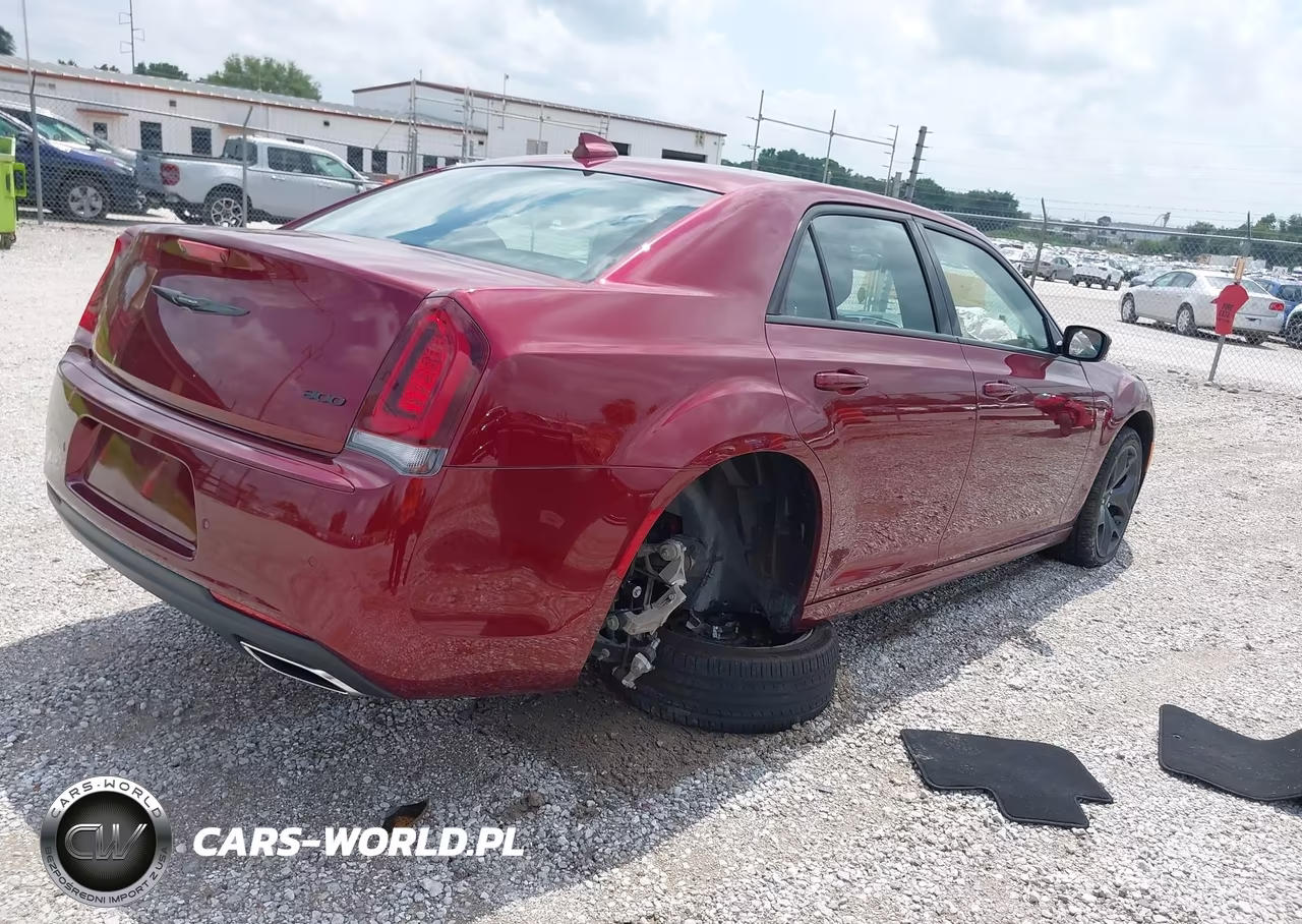 2023 Chrysler 300 Touring L VIN:2C3CCADG6PH652634 - 4