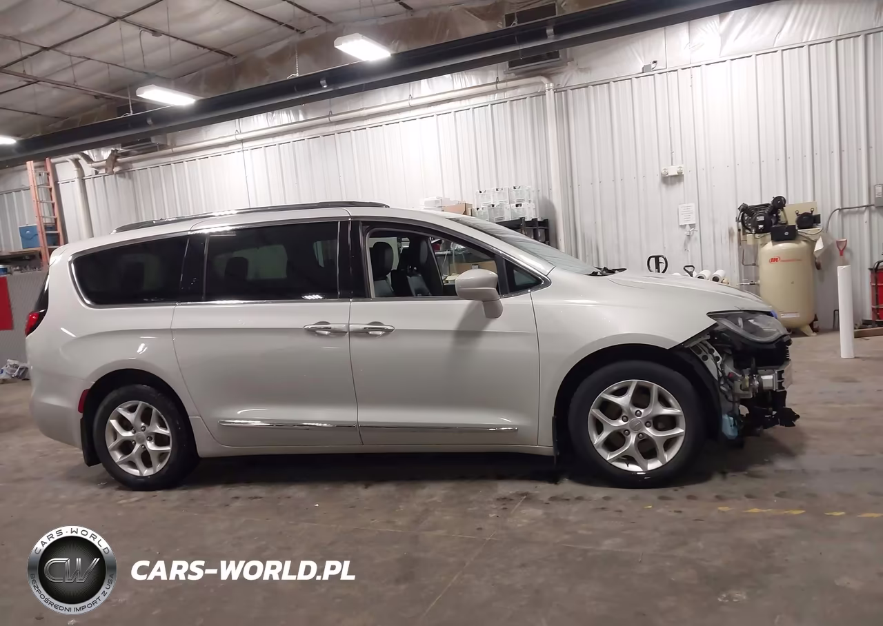 2017 Chrysler Pacifica Touring-L Plus VIN:2C4RC1EG9HR635715 - 14