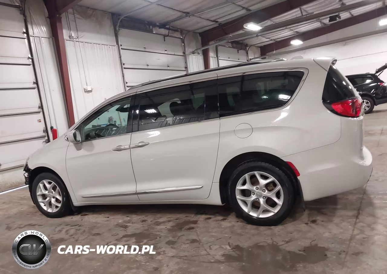 2017 Chrysler Pacifica Touring-L Plus VIN:2C4RC1EG9HR635715 - 15