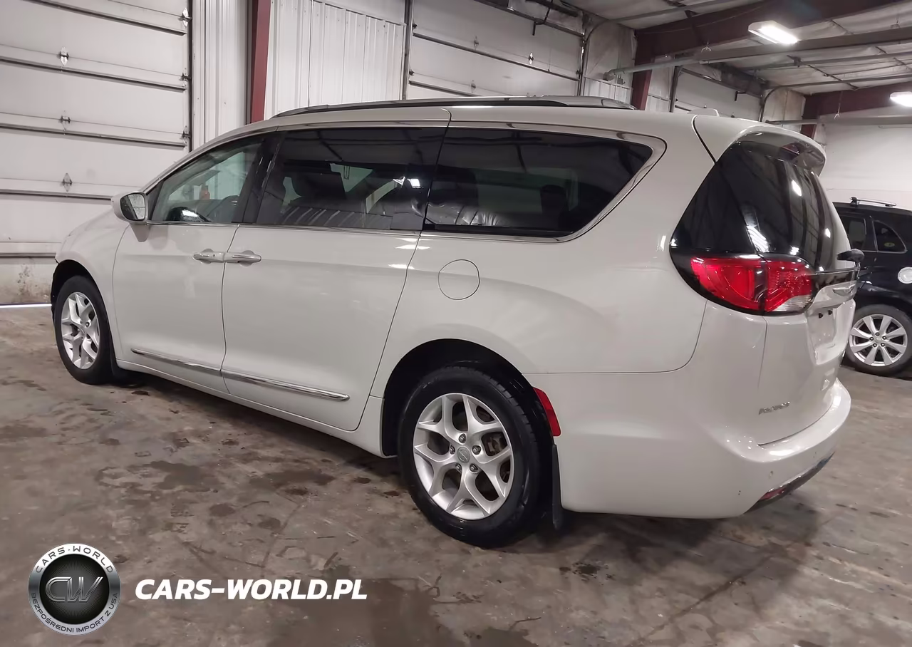 2017 Chrysler Pacifica Touring-L Plus VIN:2C4RC1EG9HR635715 - 3