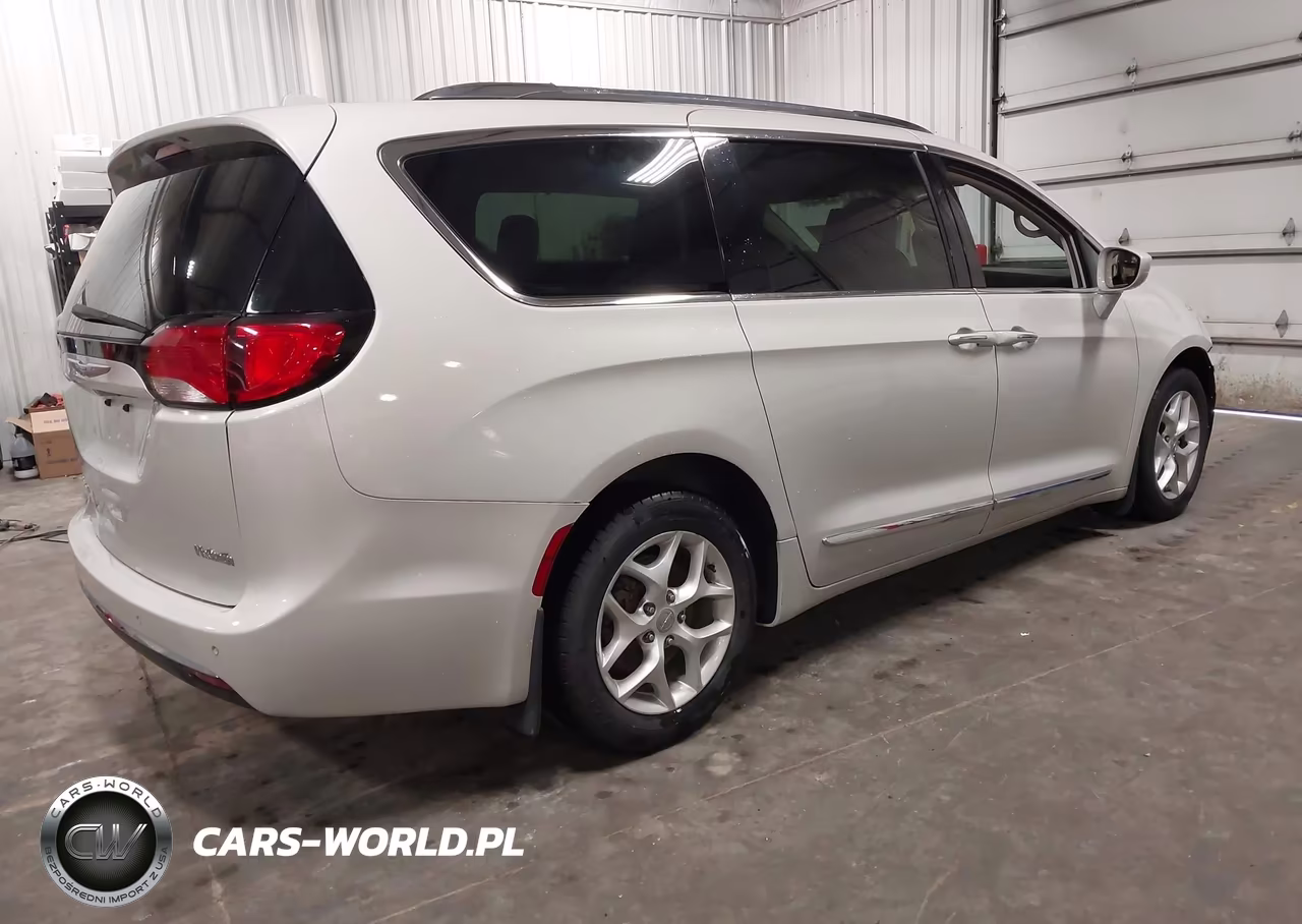 2017 Chrysler Pacifica Touring-L Plus VIN:2C4RC1EG9HR635715 - 4