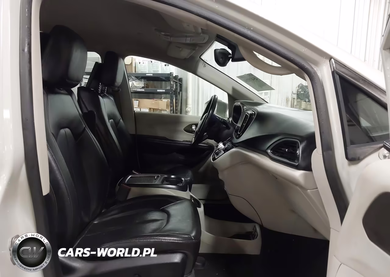 2017 Chrysler Pacifica Touring-L Plus VIN:2C4RC1EG9HR635715 - 5