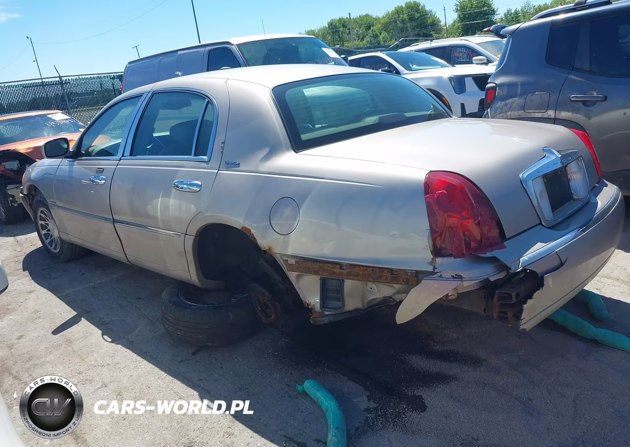 2001 Lincoln Town Car Signature VIN:1LNHM82W51Y691418 - 3