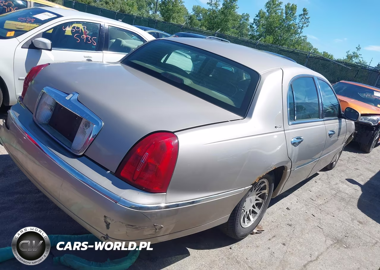 2001 Lincoln Town Car Signature VIN:1LNHM82W51Y691418 - 4