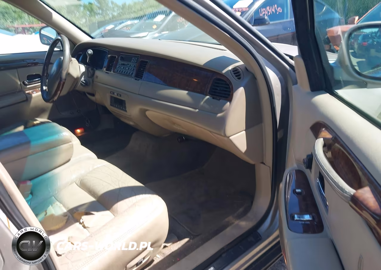 2001 Lincoln Town Car Signature VIN:1LNHM82W51Y691418 - 5