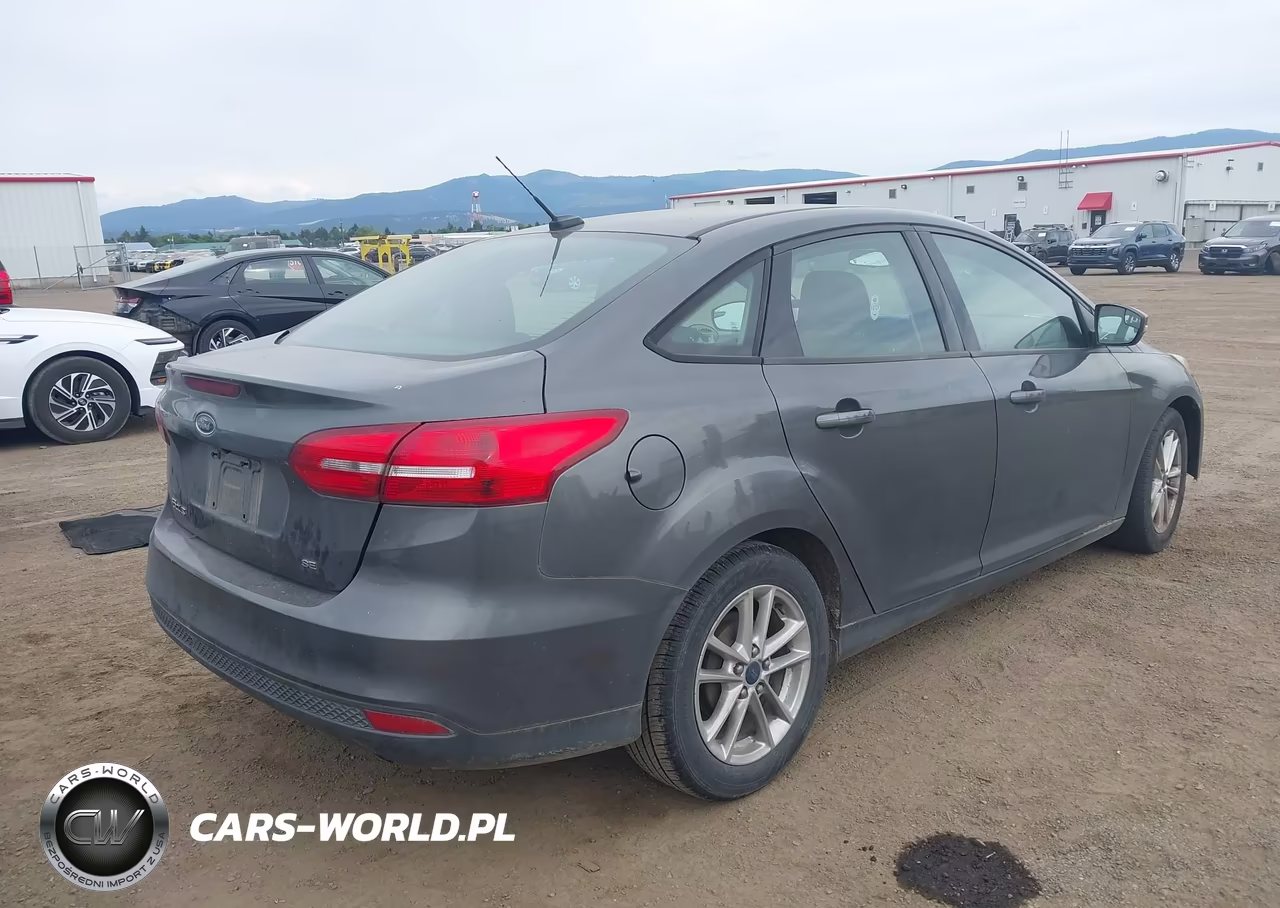 2015 Ford Focus Se VIN:1FADP3F22FL262199 - 4