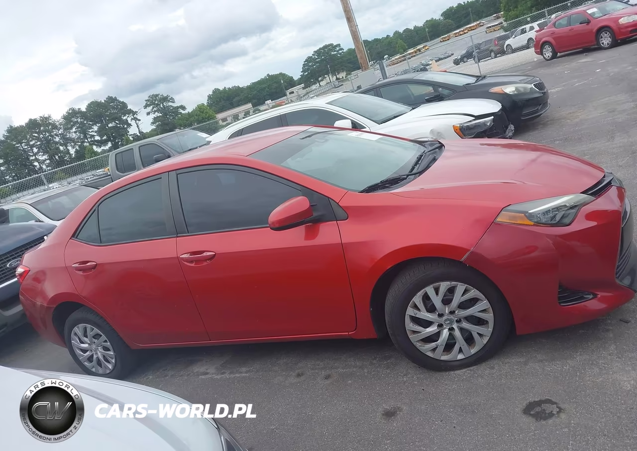 2018 Toyota Corolla Le VIN:5YFBURHE6JP826215 - 12