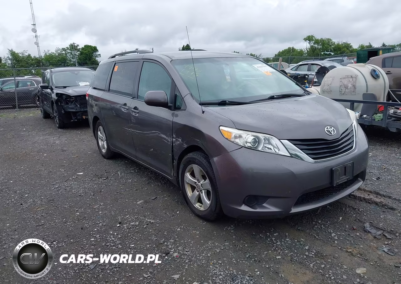 2013 Toyota Sienna Le V6 8 Passenger – zdjęcie 1 z 15