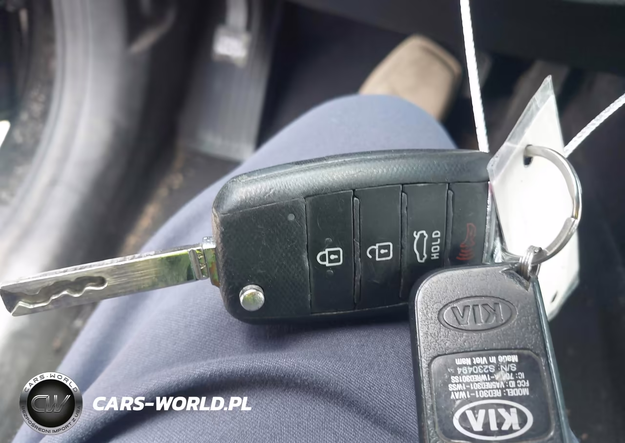 2018 Kia Optima S VIN:5XXGT4L35JG188081 - 11