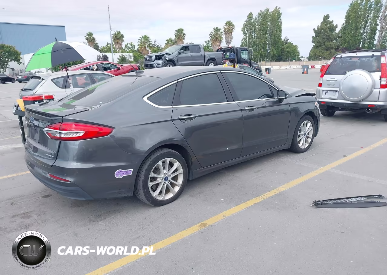 2019 Ford Fusion Energi Titanium VIN:3FA6P0SU9KR201796 - 4