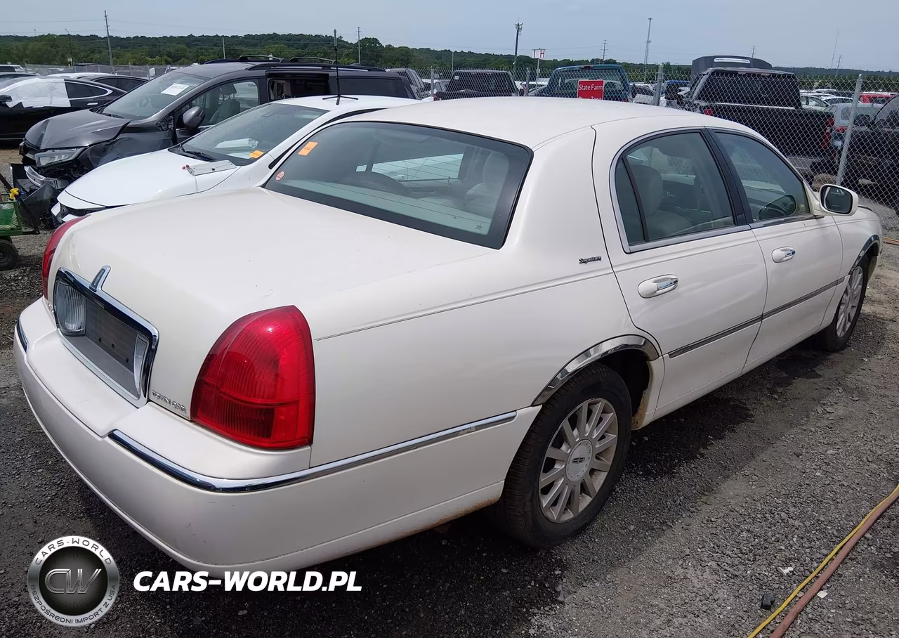 2007 Lincoln Town Car Signature VIN:1LNHM81W27Y634121 - 4