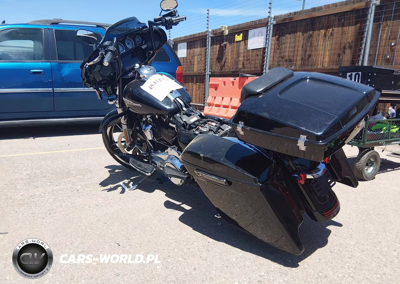 2017 Harley-Davidson Flhx Street Glide VIN:1HD1KBC16HB676644 - 3