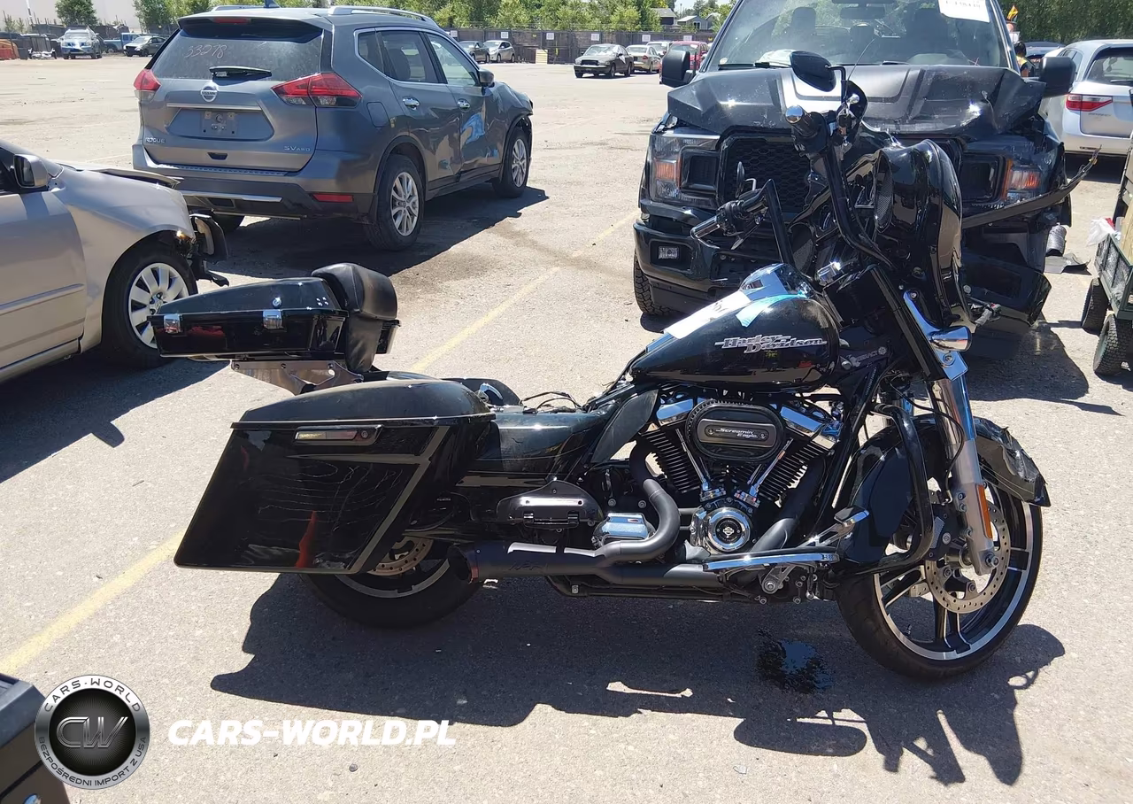 2017 Harley-Davidson Flhx Street Glide VIN:1HD1KBC16HB676644 - 4