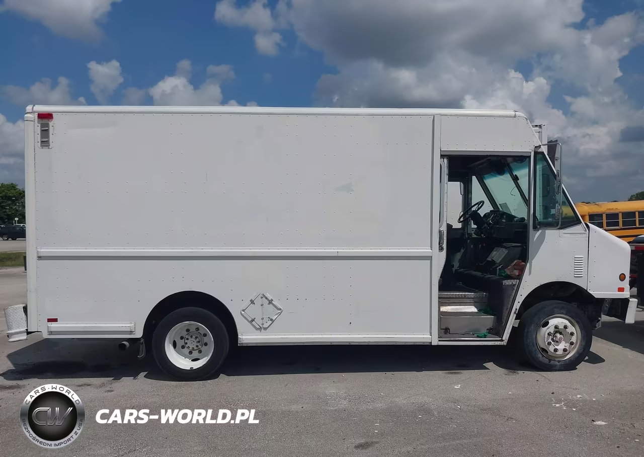 2000 Freightliner Chassis M Line Walk-In Van VIN:4UZA4FA48YCG41533 - 13