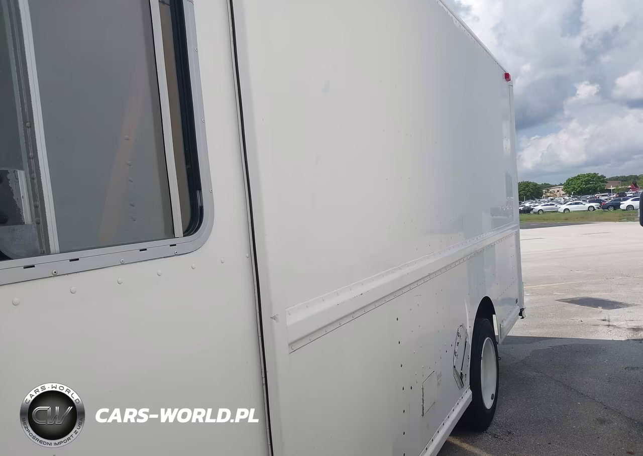 2000 Freightliner Chassis M Line Walk-In Van VIN:4UZA4FA48YCG41533 - 14
