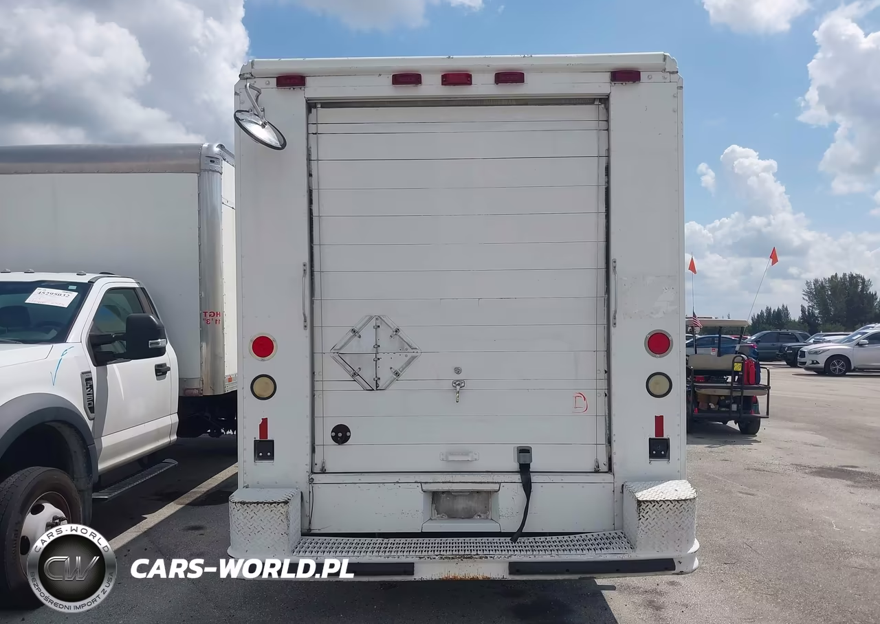 2000 Freightliner Chassis M Line Walk-In Van VIN:4UZA4FA48YCG41533 - 15