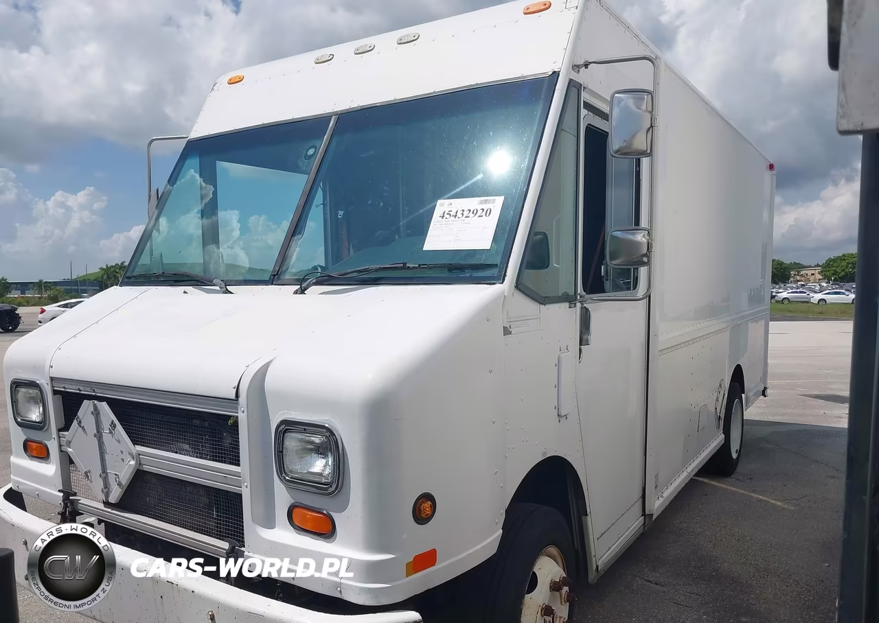 2000 Freightliner Chassis M Line Walk-In Van VIN:4UZA4FA48YCG41533 - 2