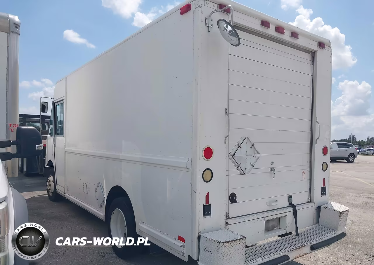 2000 Freightliner Chassis M Line Walk-In Van VIN:4UZA4FA48YCG41533 - 3