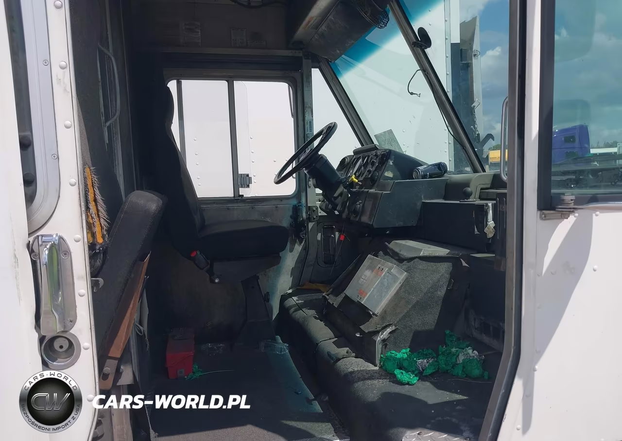 2000 Freightliner Chassis M Line Walk-In Van VIN:4UZA4FA48YCG41533 - 7
