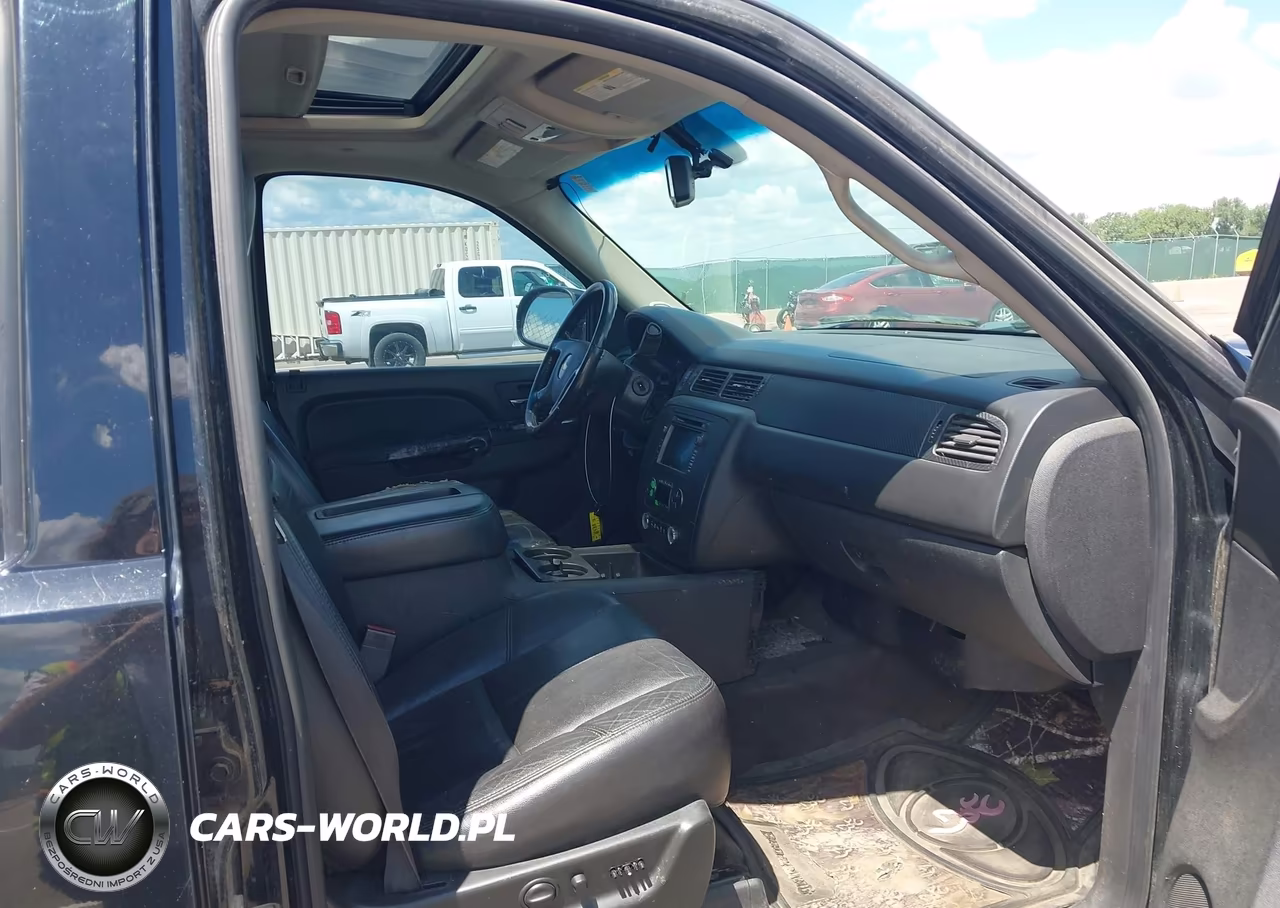 2011 Chevrolet Suburban Lt VIN:1GNSKJE33BR285794 - 5