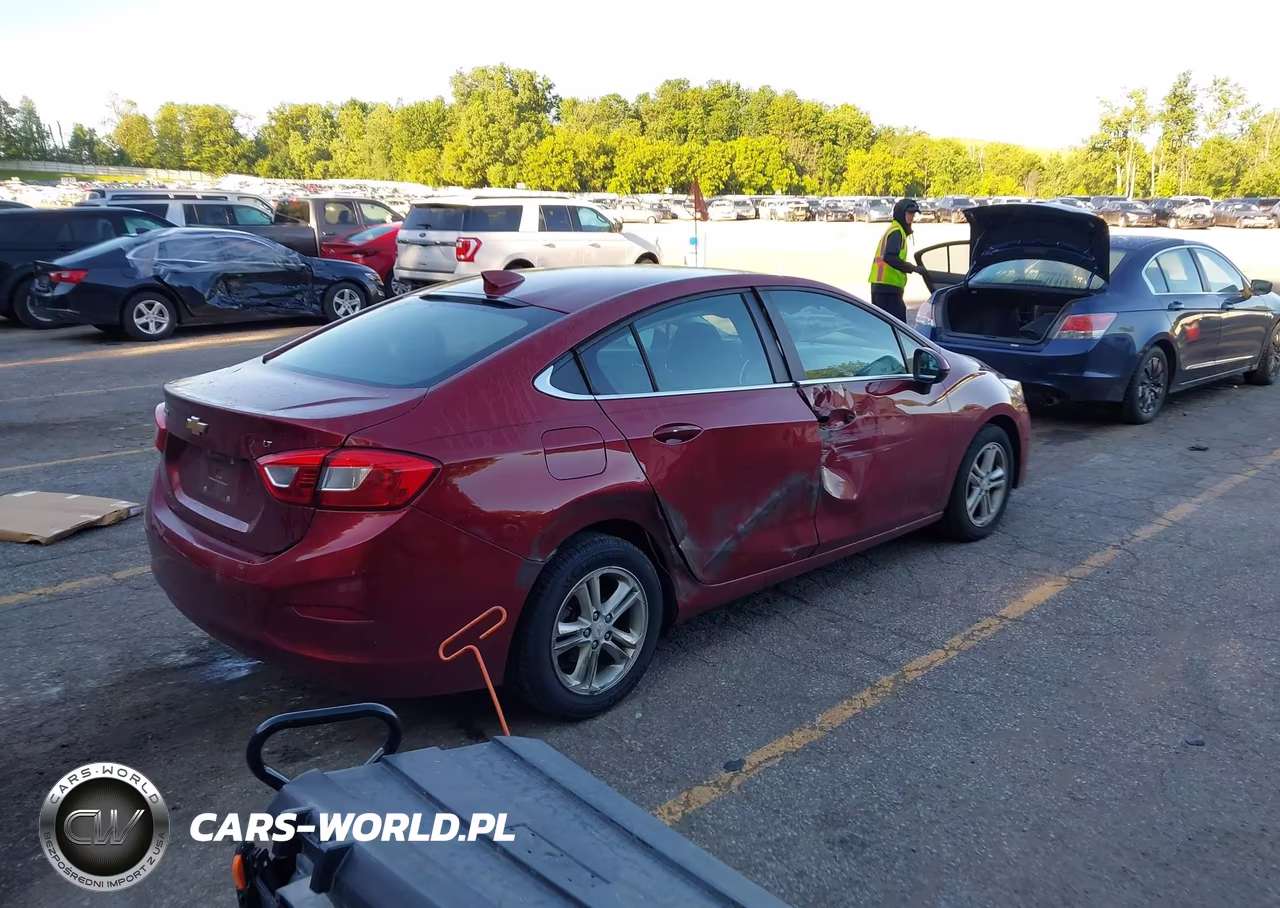 2018 Chevrolet Cruze Lt Auto VIN:1G1BE5SM9J7124647 - 4