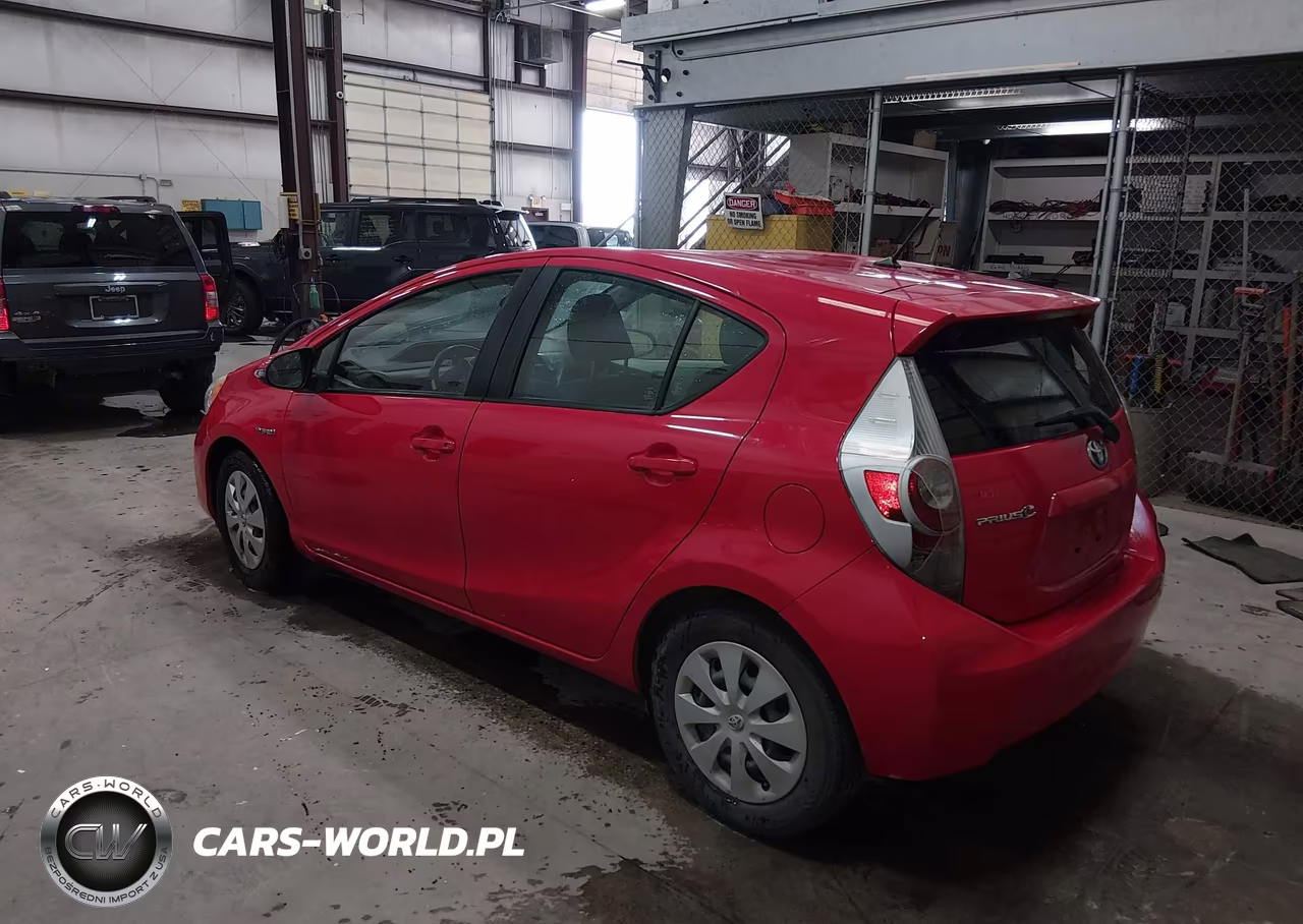 2014 Toyota Prius C Two VIN:JTDKDTB30E1571544 - 3
