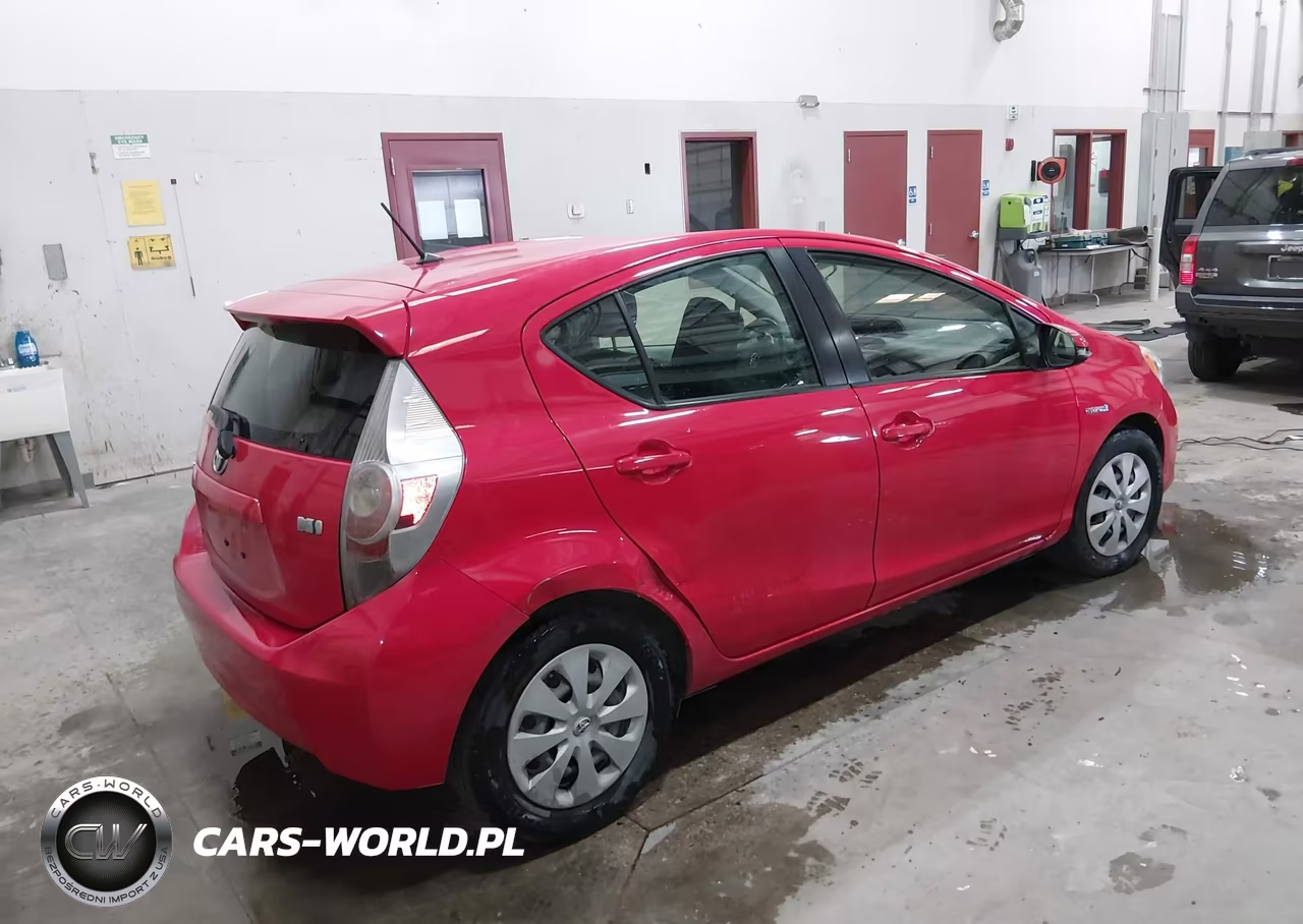 2014 Toyota Prius C Two VIN:JTDKDTB30E1571544 - 4