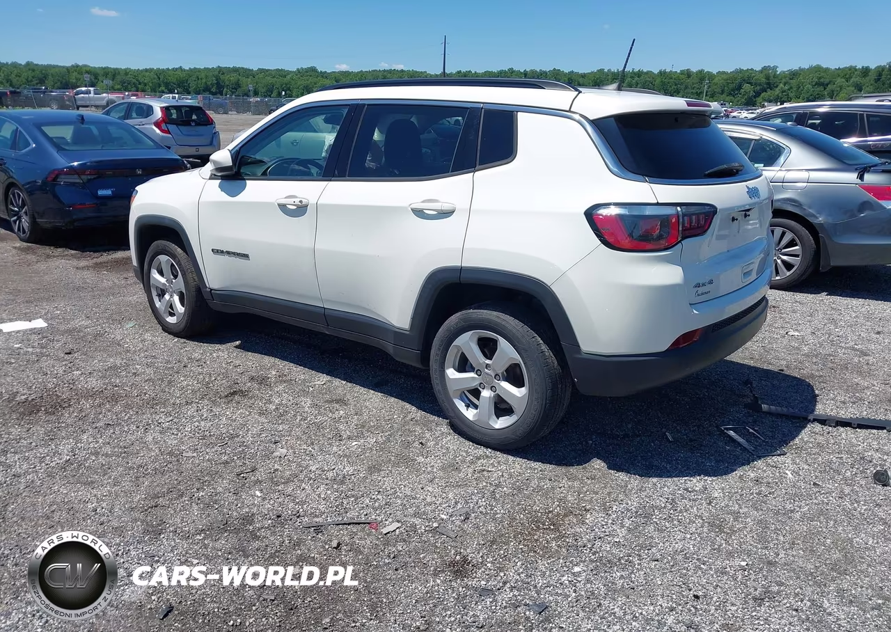 2019 Jeep Compass Latitude 4X4 VIN:3C4NJDBB9KT696257 - 3