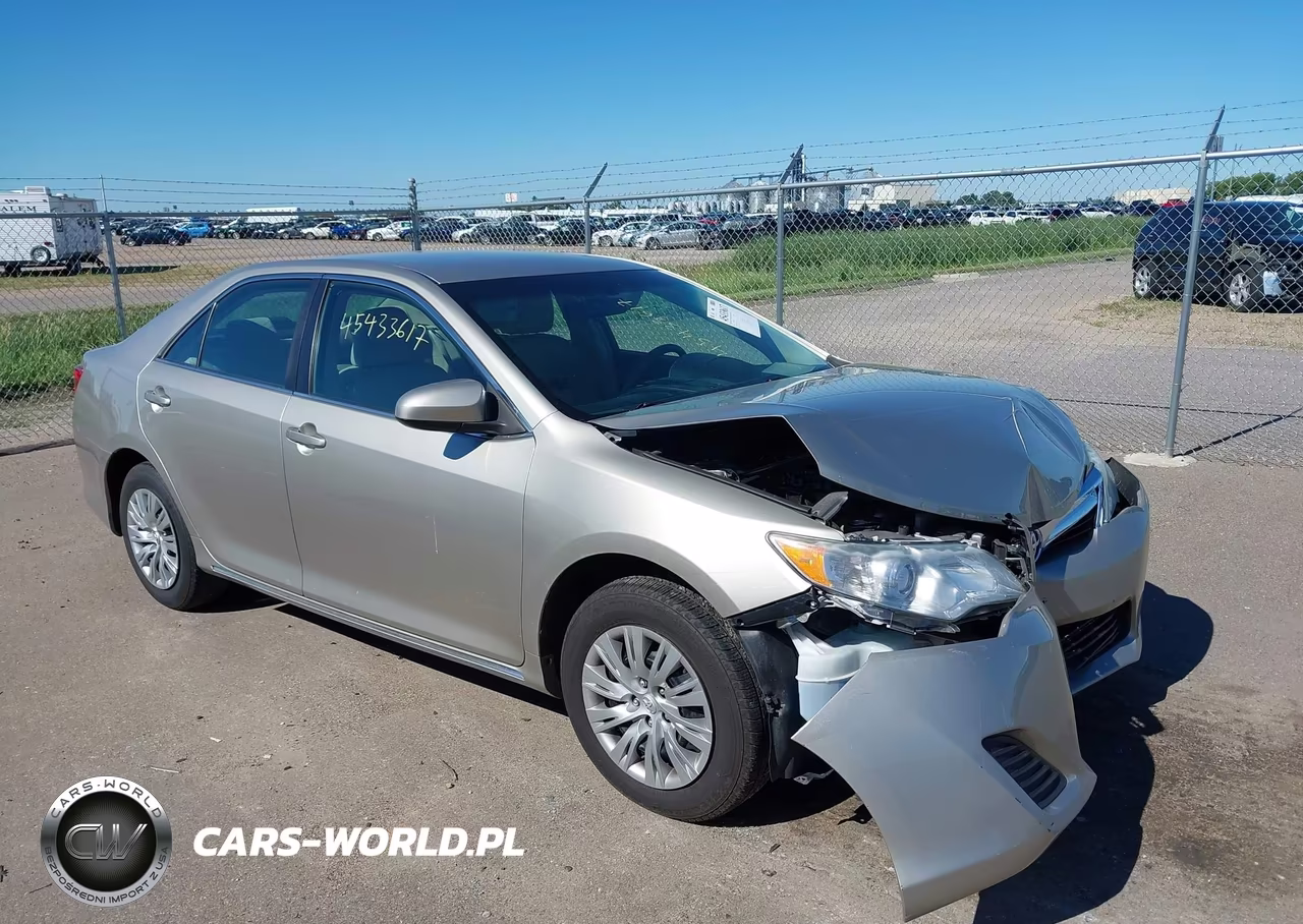 2014 Toyota Camry Le – zdjęcie 1 z 17