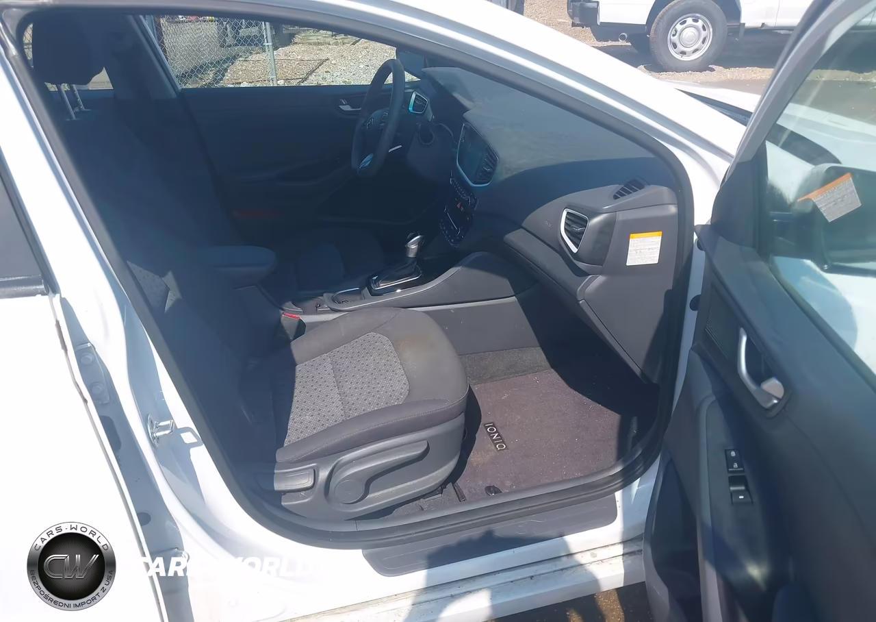 2019 Hyundai Ioniq Hybrid Blue VIN:KMHC65LC7KU107780 - 5