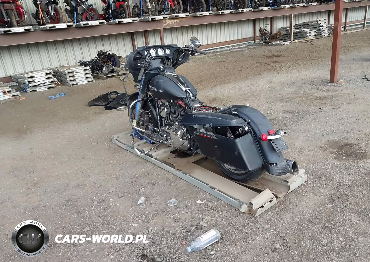 2014 Harley-Davidson Flhx Street Glide VIN:1HD1KBM18EB688983 - 3