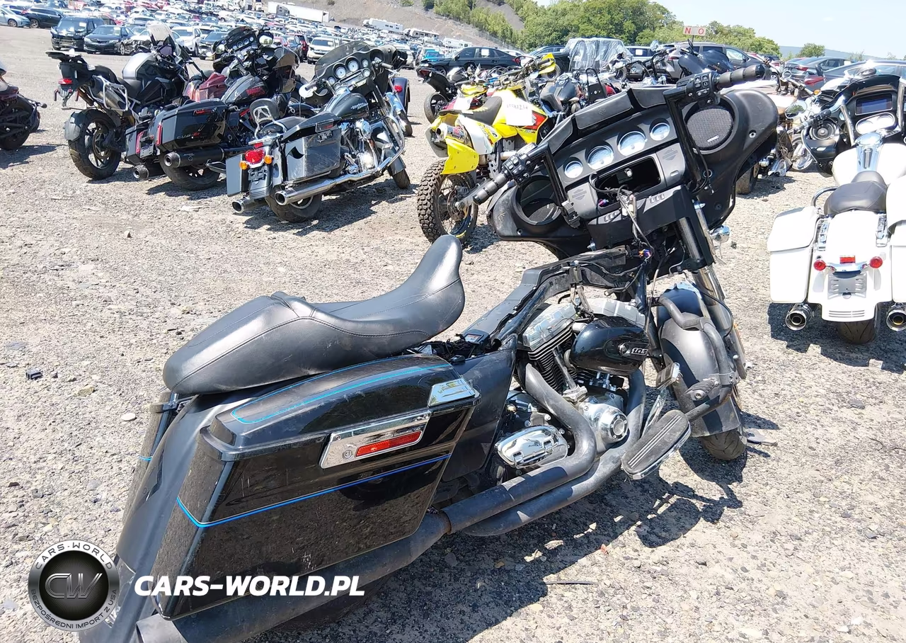 2014 Harley-Davidson Flhx Street Glide VIN:1HD1KBM17EB672113 - 4