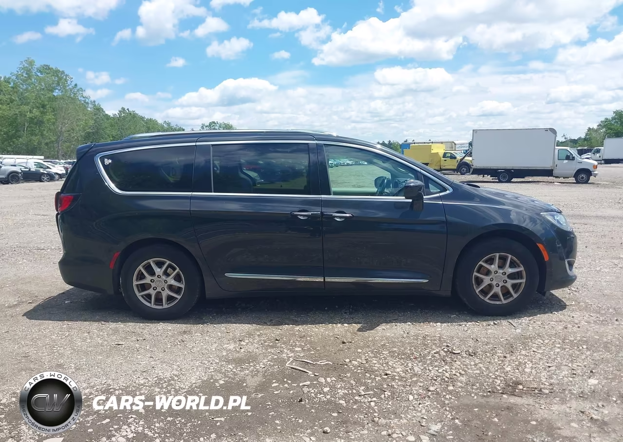 2020 Chrysler Pacifica Touring L VIN:2C4RC1BG7LR106941 - 13