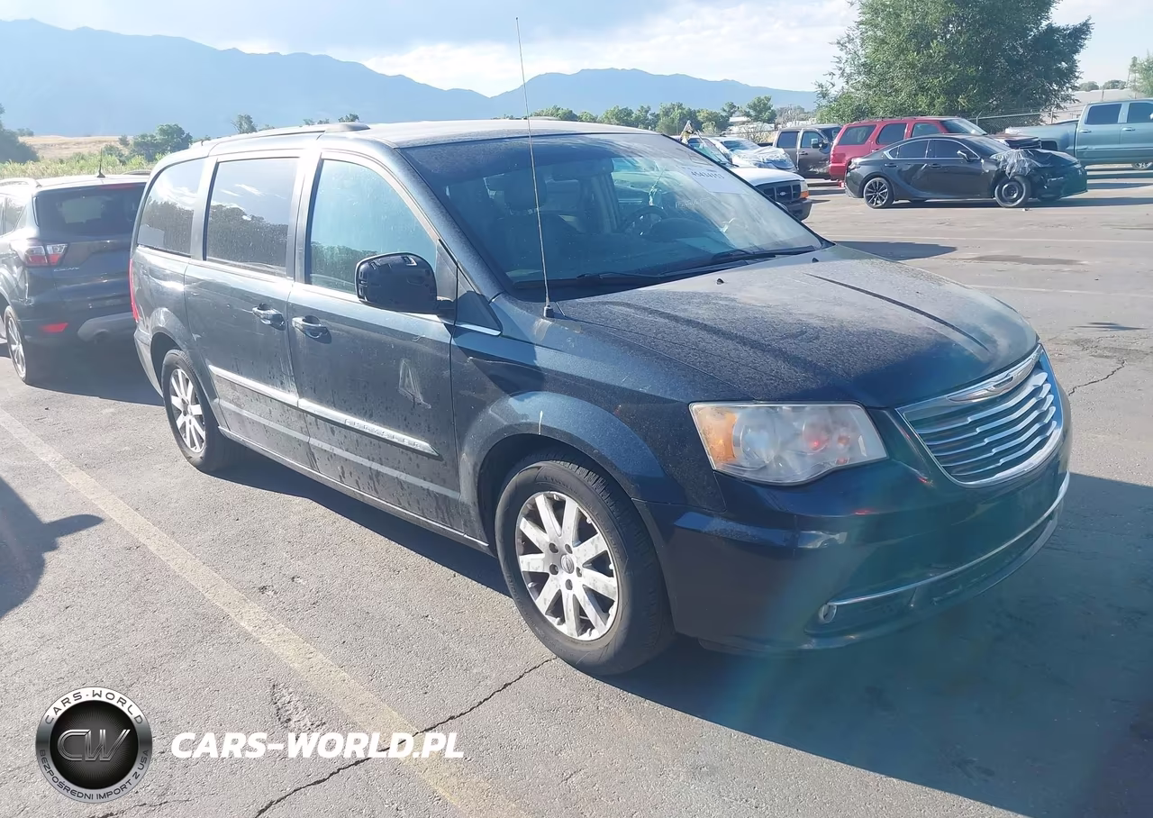 2013 Chrysler Town & Country Touring – zdjęcie 1 z 11