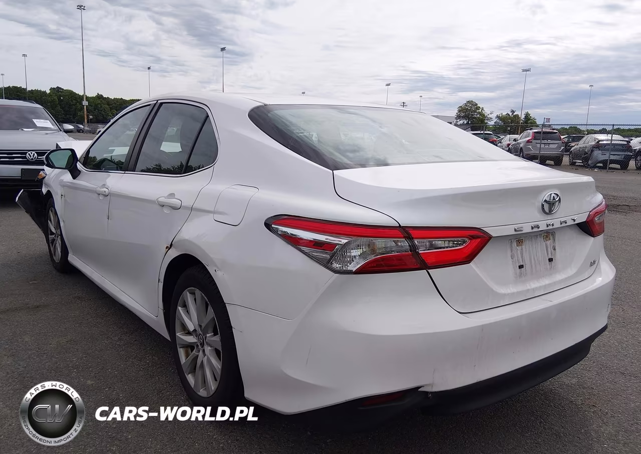 2018 Toyota Camry Le VIN:4T1B11HK5JU654077 - 3