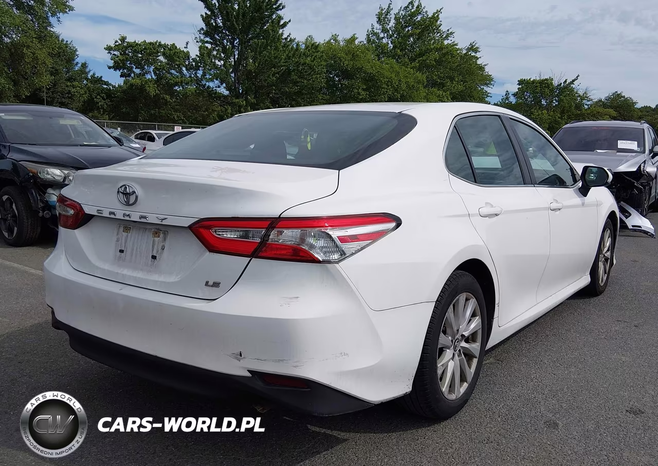 2018 Toyota Camry Le VIN:4T1B11HK5JU654077 - 4