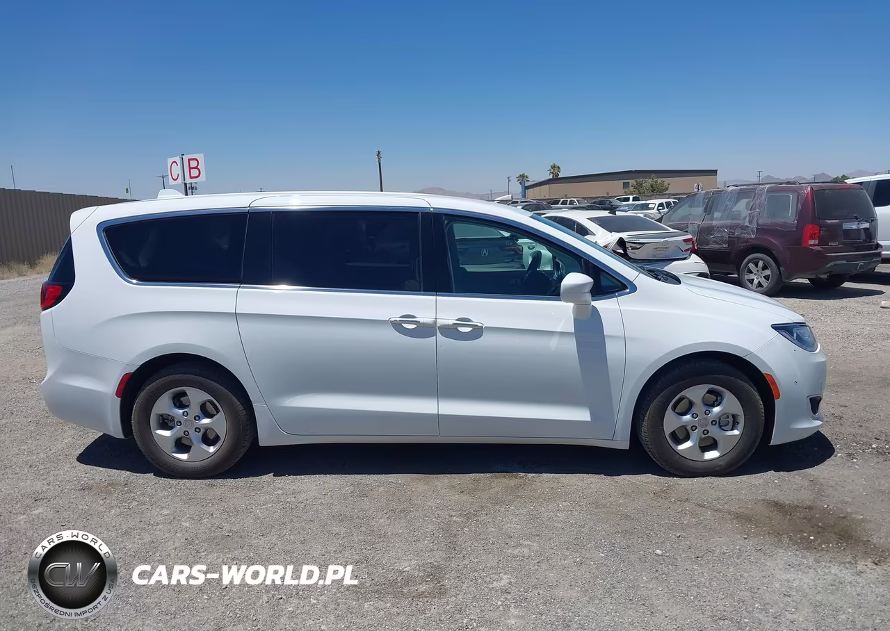 2017 Chrysler Pacifica Hybrid Touring Plus VIN:2C4RC1H7XHR797428 - 13