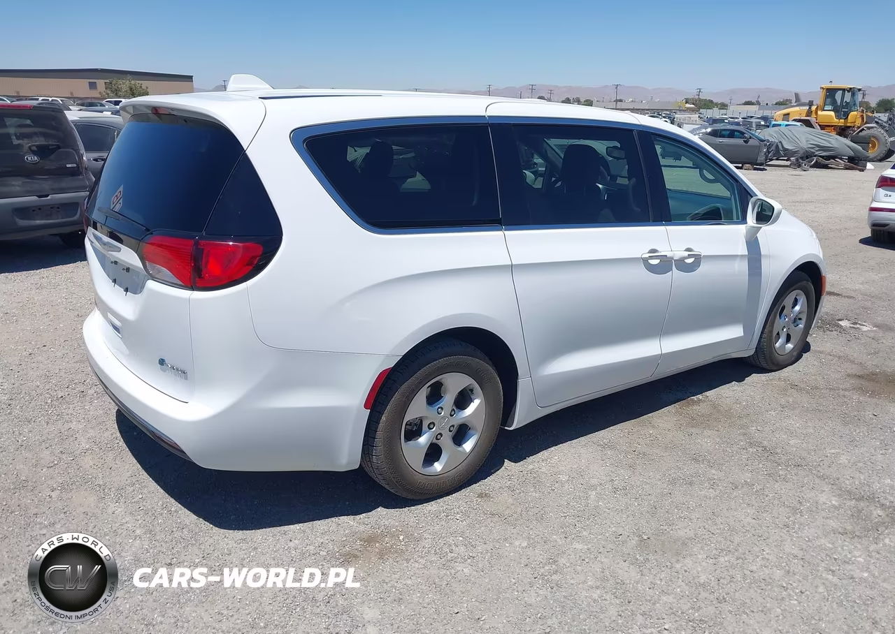 2017 Chrysler Pacifica Hybrid Touring Plus VIN:2C4RC1H7XHR797428 - 4
