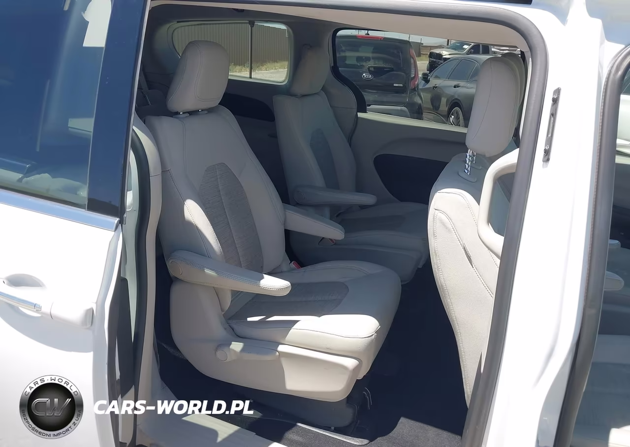 2017 Chrysler Pacifica Hybrid Touring Plus VIN:2C4RC1H7XHR797428 - 8