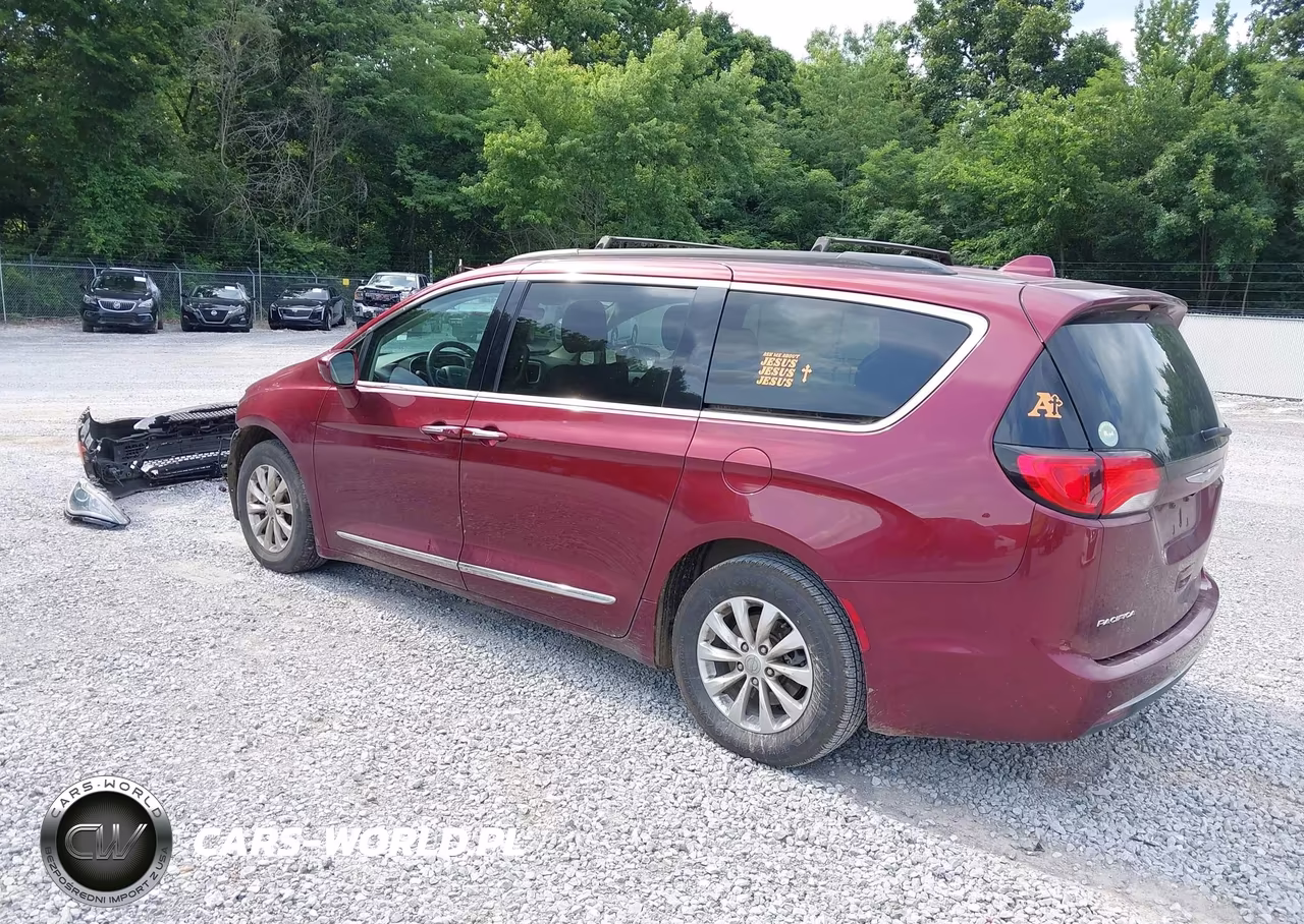 2017 Chrysler Pacifica Touring-L VIN:2C4RC1BGXHR527107 - 3