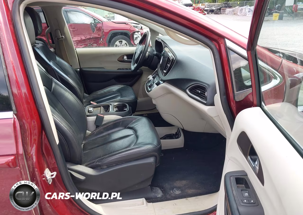 2017 Chrysler Pacifica Touring-L VIN:2C4RC1BGXHR527107 - 5
