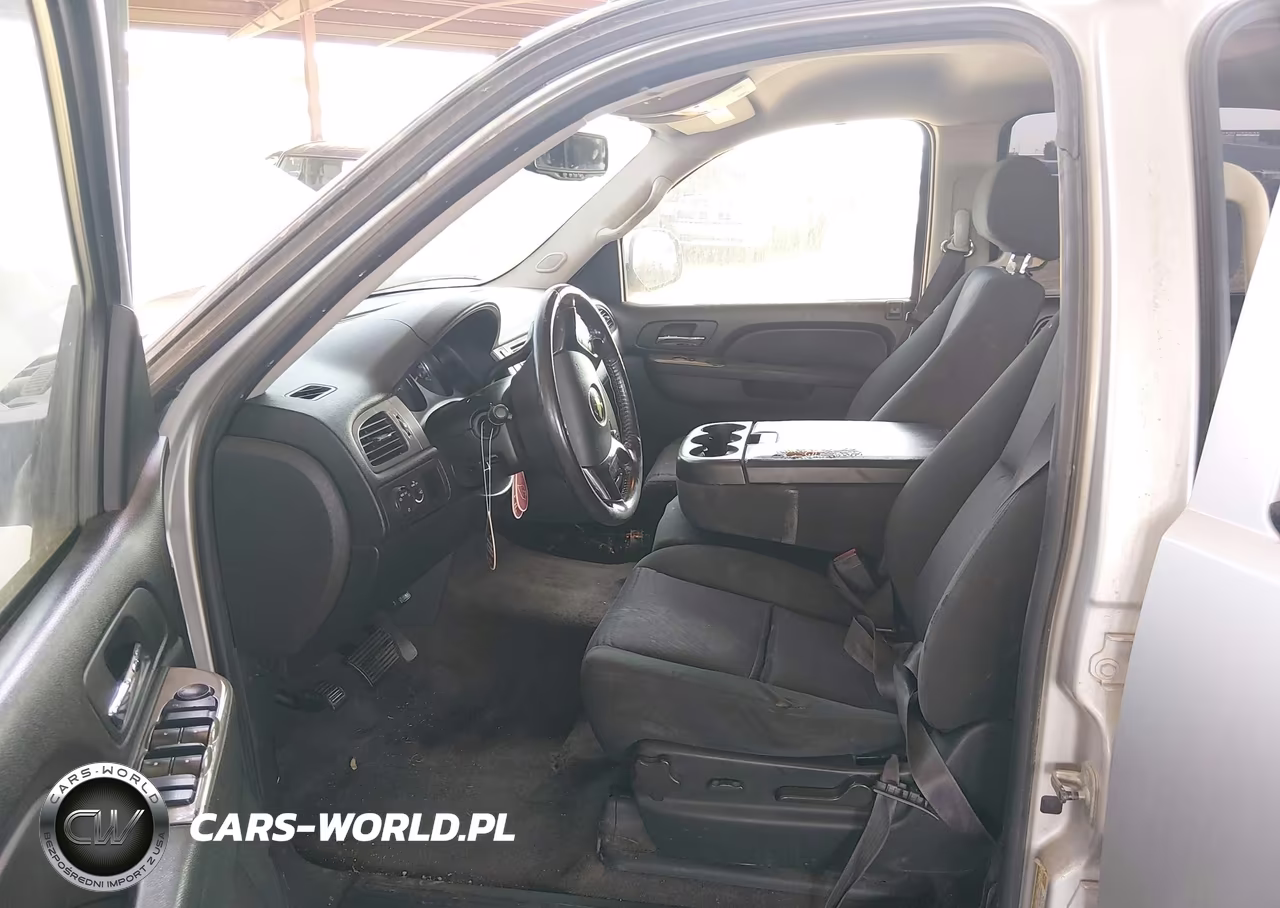 2010 Chevrolet Suburban 1500 Ls VIN:1GNUCHE09AR282935 - 5