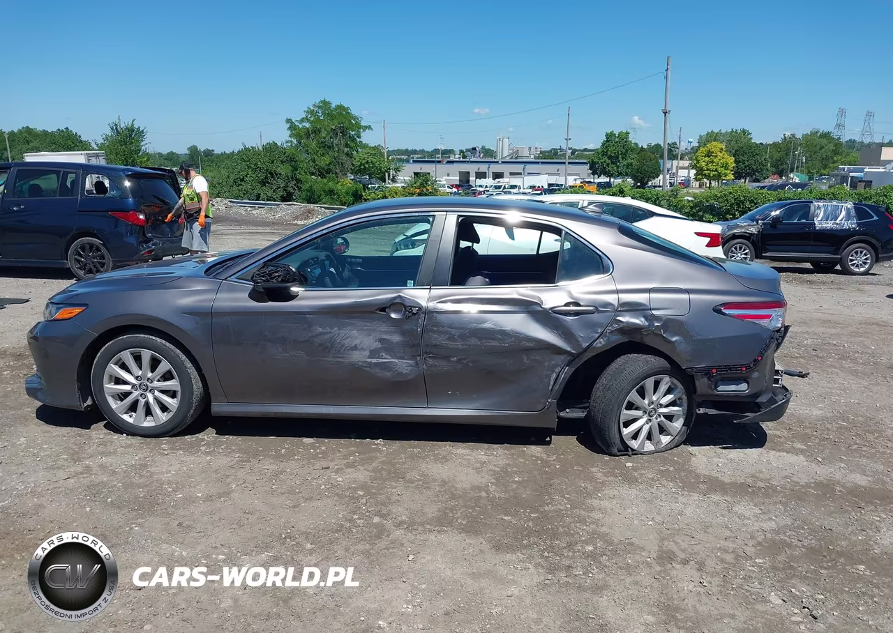 2019 Toyota Camry Le VIN:4T1B11HK5KU190807 - 14
