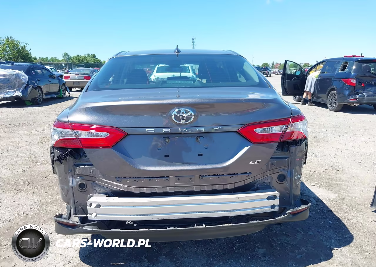 2019 Toyota Camry Le VIN:4T1B11HK5KU190807 - 16